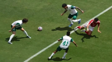 لقطة مثيرة.. باسم يوسف في مدرجات لقاء الأهلي وبالميراس 2025